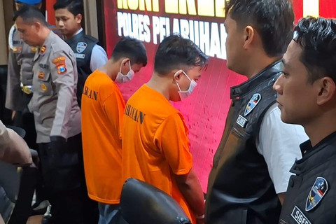 Polres Pelabuhan Tanjung Perak Surabaya menangkap dua pria sebagai admin dan member grup Facebook "Gay Khusus Surabaya", Senin (16/6/2025). Foto: Farusma Okta Verdian/kumparan