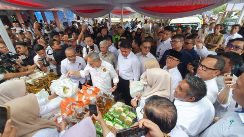 Menteri Koordinator Bidang Perekonomian sekaligus Menteri Perdagangan Zulkifli Hasan saat mengunjungi Koperasi Kelurahan Merah Putih di Sidodadi, Senin (16/6/2025). Foto : Abdullah Toriq/Urban.Id