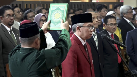 Pelantikan Rektor Universitas Pendidikan Indonesia Periode 2025-2030. Foto: YouTube/ TVUPI DIGITAL 