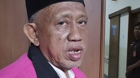 Mantan Lurah Kelapa Dua, Herman, usai didakwa memeras warganya Rp 200 juta di Pengadilan Tipikor Jakarta, Senin (16/6/2025). Foto: Jonathan Devin/kumparan