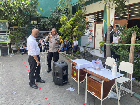 Seorang siswa kelas 2 SMPN 3 Pasuruan berinisial MFA tewas usai tersengat listrik kabel mikrofon di sekolahnya Jalan RA Kartini No.9 Bangilan, Kecamatan Panggungrejo, Kota Pasuruan, Senin (16/6/2025). Foto: Dok. Polres Pasuruan Kota