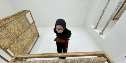Pengunjung menyaksikan karya seni yang ditampilkan di ARTJOG 2024 di Jogja National Museum, Jumat (28/6). Foto: Arif UT/Pandangan Jogja