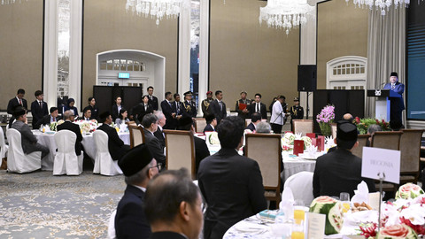 Presiden Republik Indonesia Prabowo Subianto menghadiri jamuan santap siang kenegaraan yang diselenggarakan oleh Presiden Republik Singapura, Tharman Shanmugarat... </div>
<div class=