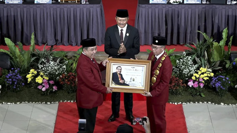 Pelantikan Rektor Universitas Pendidikan Indonesia Periode 2025-2030. Foto: YouTube/ TVUPI DIGITAL 