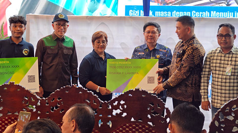 Penyerahan secara simbolis kartu peserta BPJS Ketenagakerjaan untuk SPPG Airmadidi. Para pekerja SPPG Airmadidi mendapatkan perlindungan kecelakaan kerja dan kematian.
