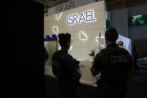 Pemerintah Prancis menutup stan industri militer Israel, dalam gelaran Paris Air Show di Le Bourget, Paris pada Senin (16/6). Foto: Alain Jocard/AFP