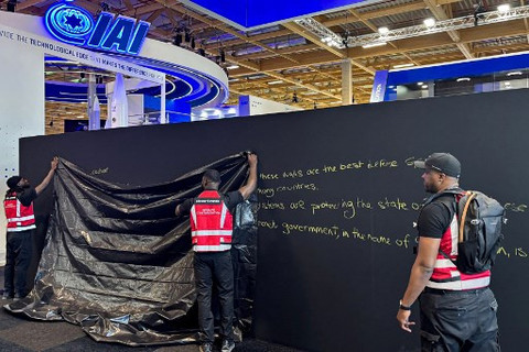Pemerintah Prancis menutup stan industri militer Israel, dalam gelaran Paris Air Show di Le Bourget, Paris pada Senin (16/6). Foto: Mathieu Rabechault/AFP