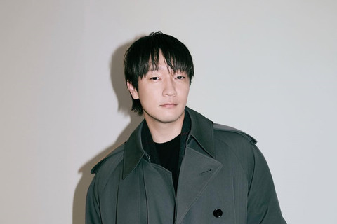 Aktor Korea Selatan Son Sok Ku. Foto: Instagram/@burberry