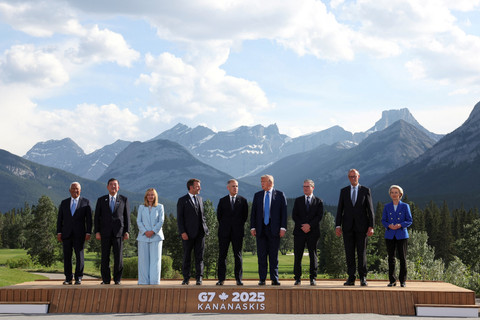 PM Jepang Shigeru Ishiba, PM Italia Giorgia Meloni, Presiden Prancis Emmanuel Macron, PM Kanada Mark Carney, Presiden AS Donald Trump, PM Inggris Keir Starmer, dan Kanselir Jerman Friedrich Merz di KTT G7 di Kananaskis, Alberta, Kanada, Senin (16/6/2025). Foto: Suzanne Plunkett/ REUTERS