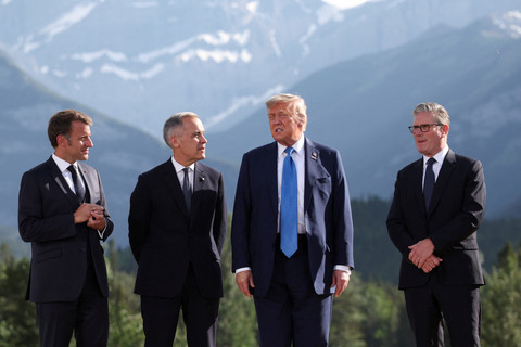Presiden Prancis Emmanuel Macron, PM Kanada Mark Carney, Presiden AS Donald Trump dan PM Inggris Keir Starmer di KTT G7 di Kananaskis, Alberta, Kanada, Senin (16/6/2025). Foto: Suzanne Plunkett/ REUTERS