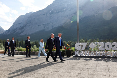 PM Jepang Shigeru Ishiba, PM Italia Giorgia Meloni, Presiden Prancis Emmanuel Macron, PM Kanada Mark Carney, Presiden AS Donald Trump, PM Inggris Keir Starmer, dan Kanselir Jerman Friedrich Merz di KTT G7 di Kananaskis, Alberta, Kanada, Senin (16/6). Foto: Suzanne Plunkett/ REUTERS