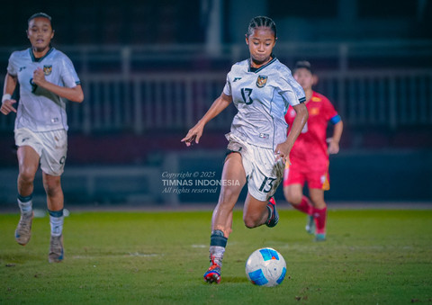 Aksi Timnas Wanita Indonesia U-19 saat menghadapi Vietnam di semifinal ASEAN U-19 Women's Championship 2025, Senin (16/6). Foto: PSSI