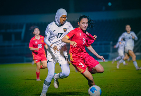 Aksi Timnas Wanita Indonesia U-19 saat menghadapi Vietnam di semifinal ASEAN U-19 Women's Championship 2025, Senin (16/6). Foto: Instagram @erickthohir