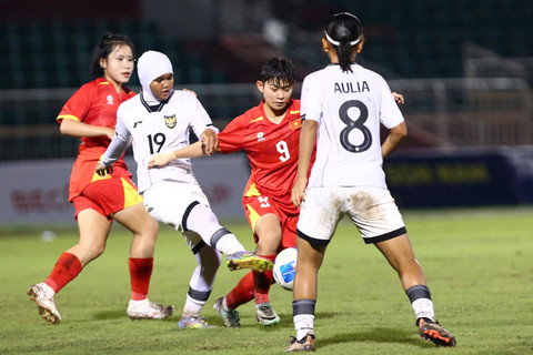 Aksi Timnas Wanita Indonesia U-19 saat menghadapi Vietnam di semifinal ASEAN U-19 Women's Championship 2025, Senin (16/6). Foto: Vietnamese Football Federation