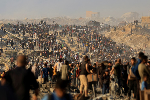 Warga Palestina yang mengungsi mengangkut paket bantuan kemanusiaan di Beit Lahia, Jalur Gaza utara, Senin (16/6/2025). Foto: Dawoud Abu Alkas/REUTERS