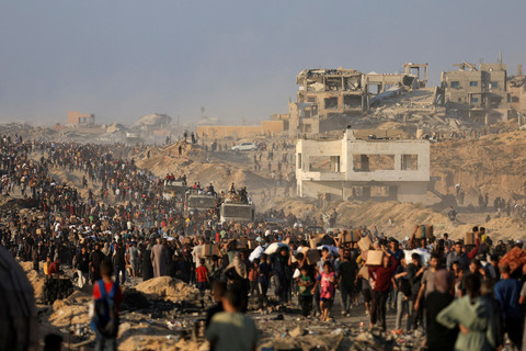Warga Palestina yang mengungsi mengangkut paket bantuan kemanusiaan di Beit Lahia, Jalur Gaza utara, Senin (16/6/2025). Foto: Dawoud Abu Alkas/REUTERS