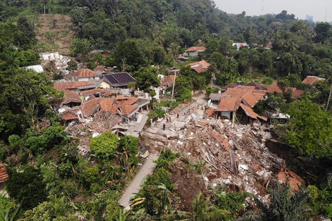 Foto udara lokasi pergerakan tanah di Desa Pasirmunjul, Kecamatan Sukatani, Kabupaten Purwakarta, Jawa Barat, pada Sabtu (14/6/2025). Foto: BPBD Kabupaten Purwakarta