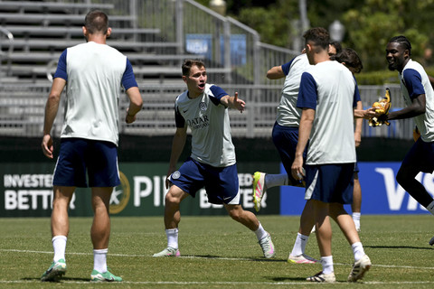 Pemain Inter Milan Nicolo Barella mengikuti sesi latihan jelang laga melawan klub asal Meksiko Monterrey dalam pertandingan Piala Dunia Antarklub 2025 di Stadion Wallis Annenberg, Los Angeles, Amerika Serikat, Senin (16/6/2025). Foto: Yuri Cortez/AFP