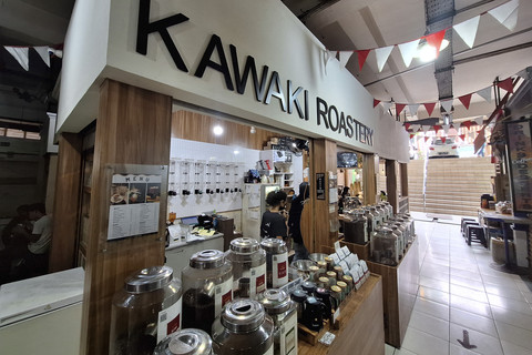 Toko Kawaki Roastery yang menjual biji kopi dan menyediakan kedai kopi di Pasar Santa, Jakarta Selatan. Foto: Argya D. Maheswara/kumparan 
