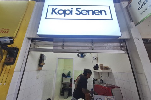 Kedai Kopi Senen milik Andy (47) di Pasar Santa, Jakarta Selatan.  Foto: Argya D. Maheswara/kumparan 