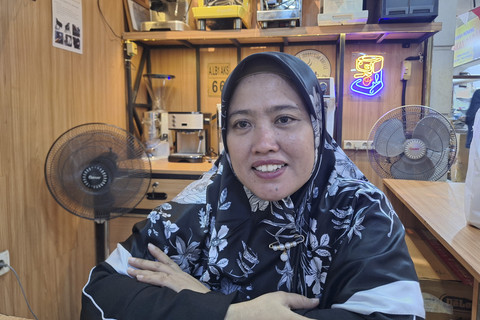 Nirah (46) pemilik toko biji kopi Dunia Kopi di Pasar Santa, Jakarta Selatan.  Foto: Argya D. Maheswara/kumparan 