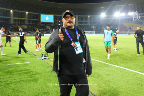 Imran Nahumarury saat masih melatih Malut United di Liga 1 2024/25. Foto: ligaindonesiabaru.com