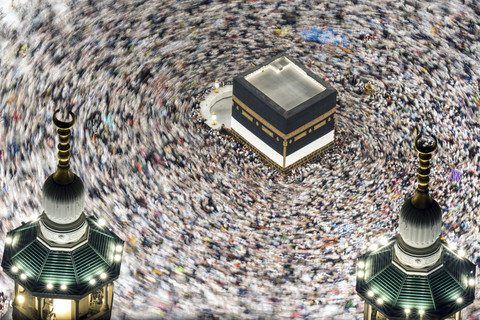 Jamaah haji dari berbagai negara melakukan Tawaf di Masjidil Haram, Makkah, Arab Saudi, Minggu (15/6/2025). Foto: Andika Wahyu/ANTARA FOTO