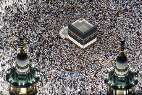 Jemaah haji dari berbagai negara melakukan Tawaf di Masjidil Haram, Makkah, Arab Saudi, Minggu (15/6/2025). Foto: Andika Wahyu/ANTARA FOTO