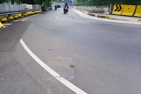 Tanda garis hitam yang akan menjadi area galian di Jalan Teluk Betung I belakang West Mal Grand Indonesia, Jakarta, Selasa (17/6/2025). Foto: Thomas Bosco/kumparan