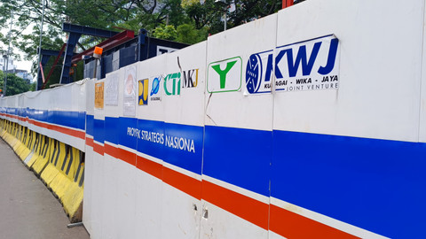 KWJ sebagai penyelenggara proyek pipa air yang menyempitkan Jalan Betung I belakang West Mal Grand Indonesia, Selasa (17/6/2025). Foto: Thomas Bosco/kumparan
