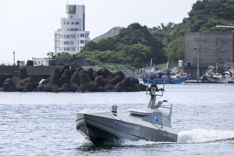 Drone laut SeaShark 800, yang dikembangkan oleh perusahaan Thunder Tiger memacu kecepatan dalam National Chung-Shan Institute of Science and Technology (NCSIST) di Pelabuhan Suao, Taiwan, Selasa (17/6/2025). Foto: I-HWA CHENG/AFP