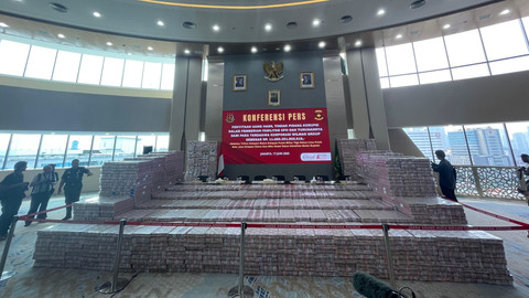 Kejagung RI memamerkan uang senilai Rp 2 triliun yang merupakan bagian penyitaan uang kasus korupsi pemberian fasilitas ekspor CPO sebesar Rp 11,8 triliun dari terdakwa korporasi Wilmar Group di Gedung Kejagung, Jakarta, Selasa (17/6/2025). Foto: Fadhil Pramudya/kumparan