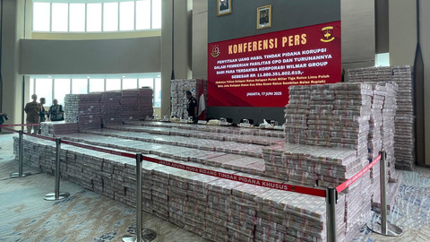 Kejagung RI memamerkan uang senilai Rp 2 triliun yang merupakan bagian penyitaan uang kasus korupsi pemberian fasilitas ekspor CPO sebesar Rp 11,8 triliun dari terdakwa korporasi Wilmar Group di Gedung Kejagung, Jakarta, Selasa (17/6/2025). Foto: Fadhil Pramudya/kumparan
