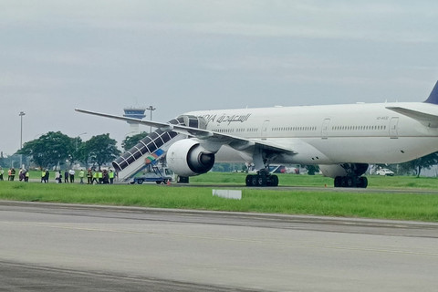 Pesawat Saudia Airlines tujuan Jakarta mendarat darurat di Bandara Kualanamu, Medan, Selasa (17/6/2025). Foto: Polda Sumut