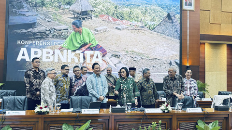 Menteri Keuangan Sri Mulyani dan jajarannya dalam konferensi pers APBN KiTa di kantornya, Selasa (17/6/2025). Foto: Ave Airiza Gunanto/kumparan