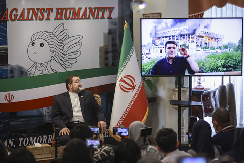 Duta Besar Iran untuk Indonesia Mohammad Boroujerdi menampilkan video dampak serangan Israel terhadap kantor pusat Islamic Republic of Iran Broadcasting (IRIB) saat menyampaikan keterangan pers di Jakarta, Selasa (17/6/2025). Foto: Dhemas Reviyanto/ANTARA FOTO