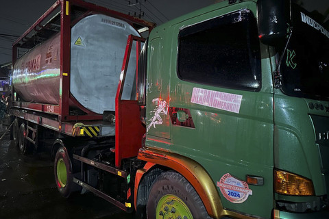 Lima orang mengalami keracunan gas zat kimia jenis residu atau oli bekas di dalam tangki truk saat mencuci di cucian truk Tirta Abadi pinggir Jalan Raya By Pass Krian KM. 30 Dusun Sidotemu, Kecamatan Krian, Kabupaten Sidoarjo. Foto: Dok. Polresta Sidoarjo
