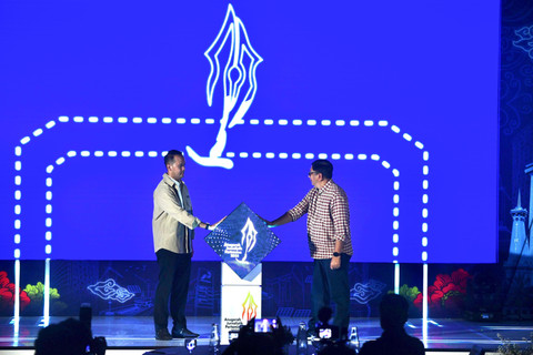 VP Corporate Communication PT Pertamina (Persero) Fadjar Djoko Santoso (kiri) bersama Perwakilan Dewan Juri Anugerah Jurnalistik Pertamina (AJP) 2025, Riza Primadi (kanan) resmi meluncurkan Anugerah Jurnalistik Pertamina (AJP) 2025 di Jakarta pada Selasa, (17/6). Foto: Dok. Pertamina