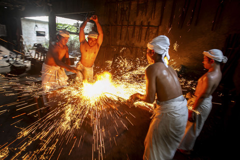Panjak atau pembantu empu menempa batang logam saat proses pembuatan keris pusaka di Padepokan Keris Brojobuwono, Wonosari, Gondangrejo, Karanganyar, Jawa Tengah, Selasa (17/6/2025). Foto: Mohammad Ayudha/ANTARA FOTO