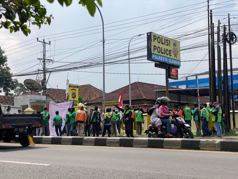 Aksi solidaritas Forum Ojol Yogyakarta Bersatu di Mapolresta Sleman, Selasa (17/6). Foto: Pandangan Jogja/Resti Damayanti
