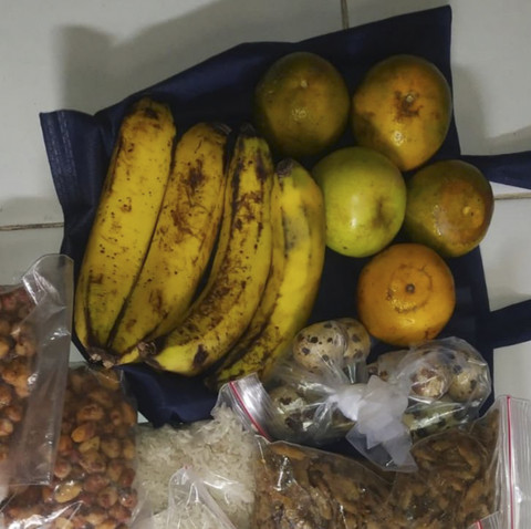 Viral di X penerima Makan Bergizi Gratis (MBG) diberi bahan makanan mentahan. Foto: X/ @TrinityTraveler