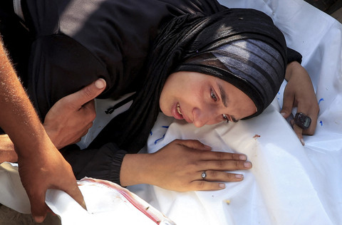 Pelayat bereaksi saat pemakaman warga Palestina yang tewas dalam apa yang dikatakan kementerian kesehatan Gaza sebagai tembakan Israel di dekat pusat distribusi di Rafah, di Rumah Sakit Nasser di Khan Younis, di Jalur Gaza selatan, Senin (16/6/2025). Foto: Hatem Khaled/REUTERS
