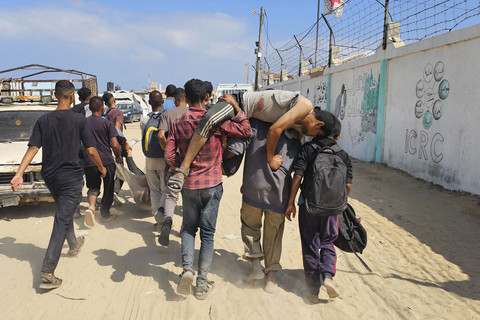 Warga Palestina membawa seorang pria yang terluka, terluka saat mengantre bantuan, menuju rumah sakit di Rafah, di Jalur Gaza selatan, Senin (16/6/2025). Foto: AFP