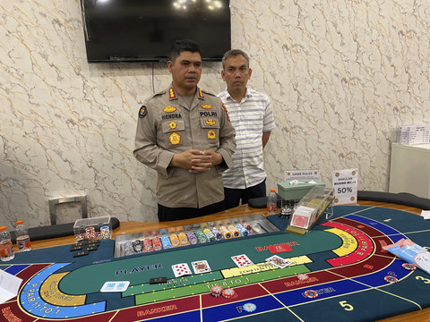 Polda Jabar mengamankan sejumlah barang bukti dan melakukan pengecekan urine usai melakukan penggerebekan kasino di Jalan Jenderal Ahmad Yani Bandung, Selasa (17/6/2025). Foto: Dok. Humas Polda Jabar