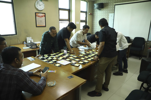Polda Jabar mengamankan sejumlah barang bukti dan melakukan pengecekan urine usai melakukan penggerebekan kasino di Jalan Jenderal Ahmad Yani Bandung, Selasa (17/6/2025). Foto: Dok. Humas Polda Jabar