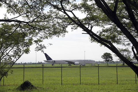 Pesawat Saudia Airlines nomor penerbangan SV-5276 berada di landasan usai mendarat darurat di Bandara Internasional Kualanamu, Kabupaten Deli Serdang, Sumatera Utara, Selasa (17/6/2025). Foto: Yudi Manar/ ANTARA FOTO