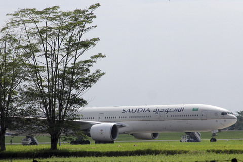 Pesawat Saudi Airlines nomor penerbangan SV-5276 berada di landasan usai mendarat darurat di Bandara Internasional Kualanamu, Kabupaten Deli Serdang, Sumatera Utara, Selasa (17/6/2025). Foto: Yudi Manar/ ANTARA FOTO
