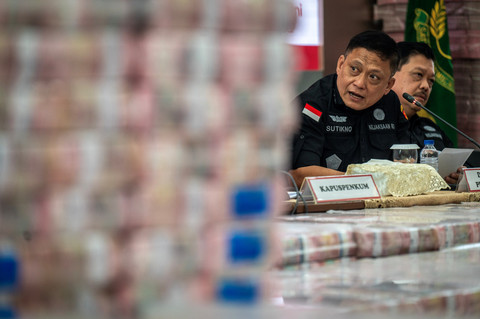 Direktur Penuntutan Kejaksaan Agung Sutikno (kiri) menyampaikan keterangan saat konferensi pers kasus korupsi ekspor crude palm oil (CPO) di Gedung Bundar Jampidsus Kejaksaaan Agung (Kejagung), Jakarta, Selasa (17/6/2025). Foto: Bayu Pratama S/ANTA... </div>
<div class=