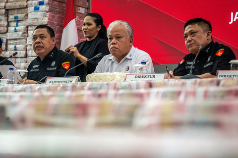 Direktur Penyidikan Jampidsus Abdul Qohar (kiri) didampingi Direktur Penuntutan Kejagung Sutikno dan Kapuspenkum Harli Siregar menyampaikan keterangan saat konferensi pers kasus korupsi ekspor crude palm oil (CPO) di Kejagung, Jakarta, Selasa (17/6). Foto: Bayu Pratama S/ANTARA FOTO
