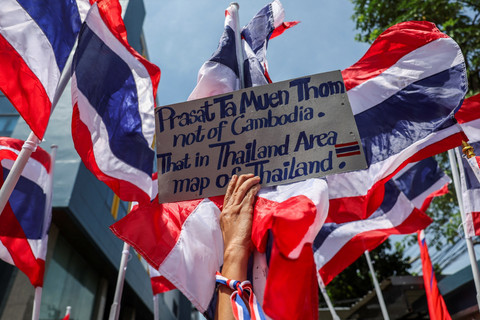 Sejumlah aktivis berunjuk rasa di depan Kedutaan Besar Kerajaan Kamboja, menyusul bentrokan di perbatasan Thailand-Kamboja di di Bangkok, Thailand, Jumat (6/6/2025). Foto: Chalinee Thirasupa/REUTERS